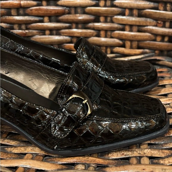 Liz Claiborne Shiny Brown Crocodile Heels in size 10. Great condition ! - Picture 5 of 11